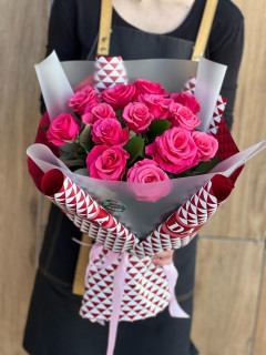 15 розовых роз с упаковкой