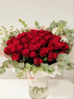 55 роз с зеленью "Спасибо за Любовь"