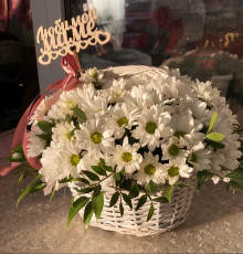 Корзинка из ромашковых хризантем "Любимой мамочке"