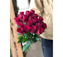 БУКЕТ 15 красных роз Кения 40 см с лентой