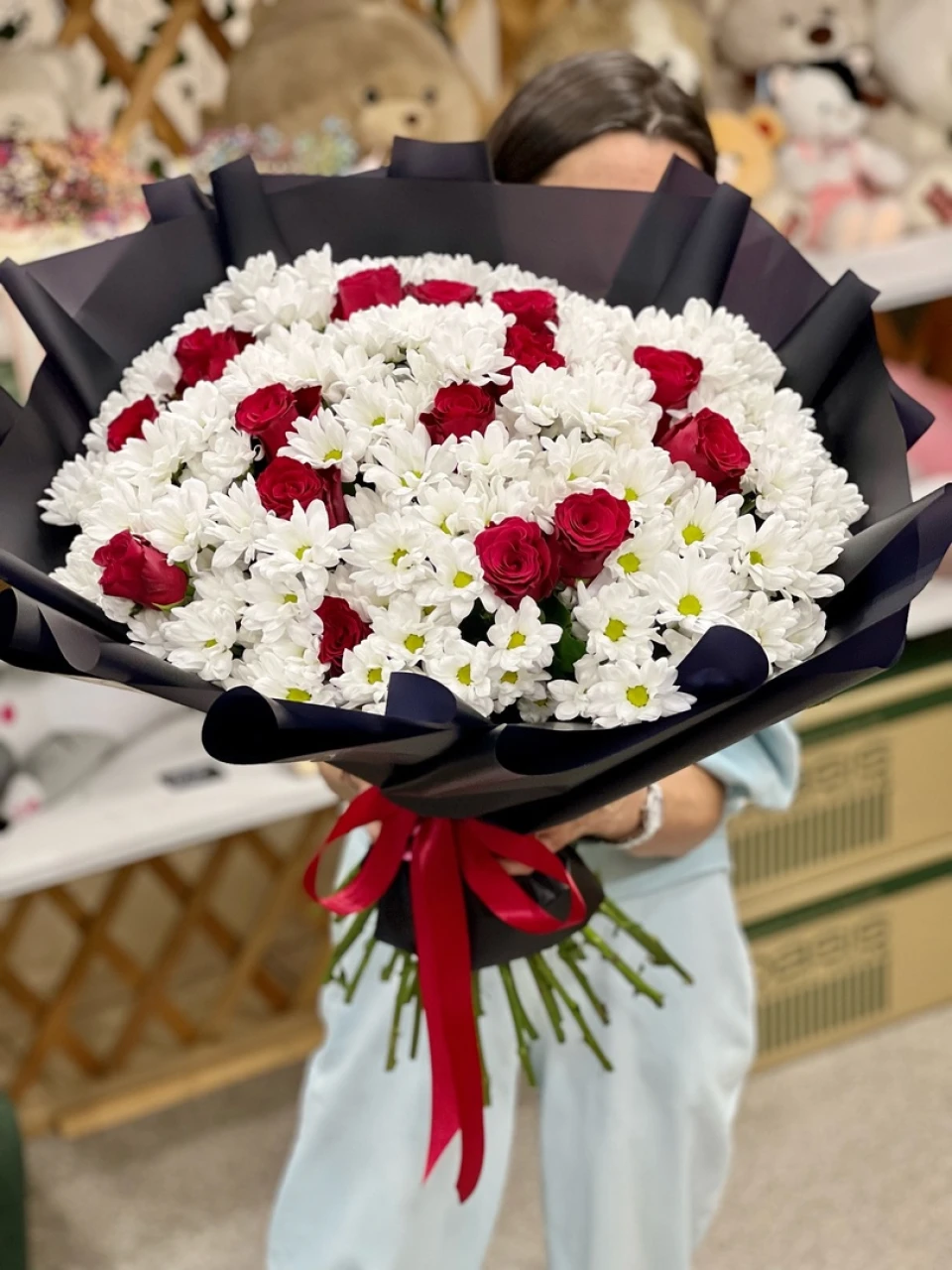 Букет из роз и хризантемы
