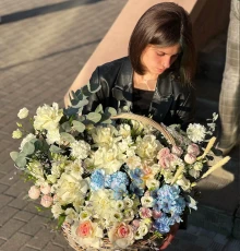 Корзина из цветов "Волшебная"