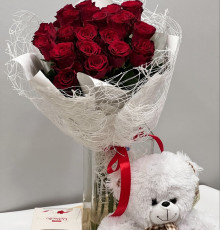 Букет с мишкой и конфетами "Белое трио"