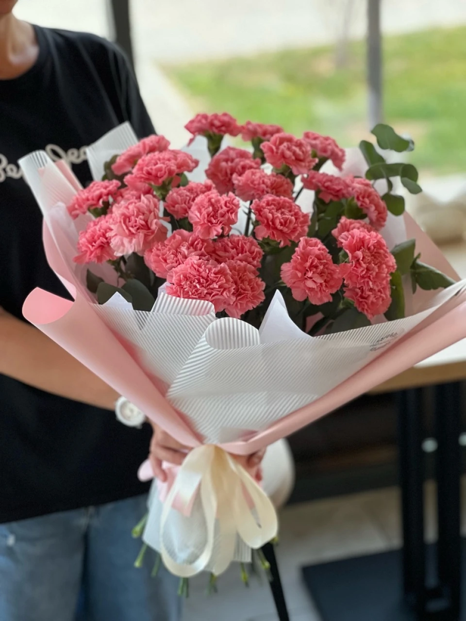25 диантусов с эвкалиптом