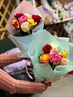 7 цветных роз в оформлении "Радуга"