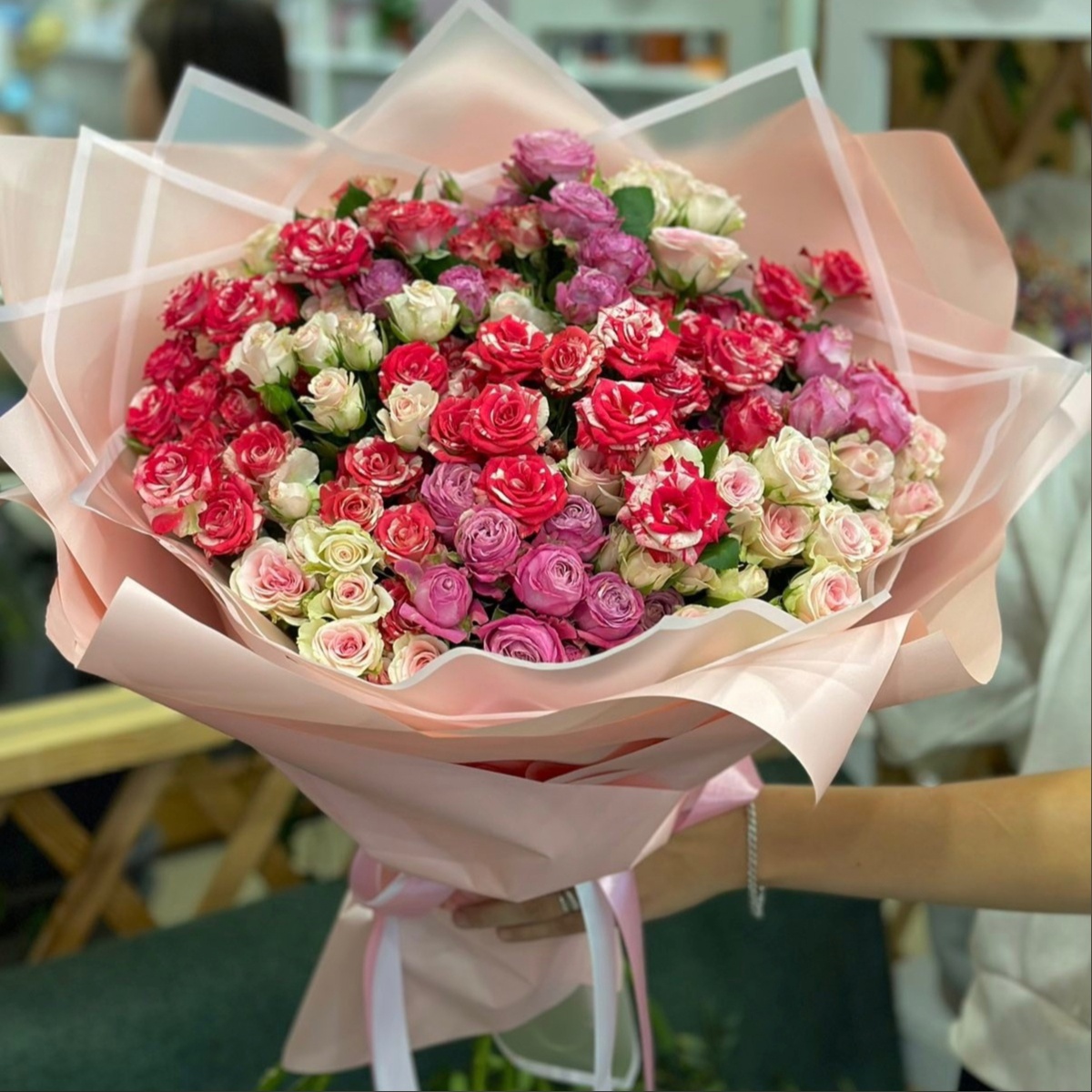 21 ветка кустовой розы с упаковкой купить в Солигорске