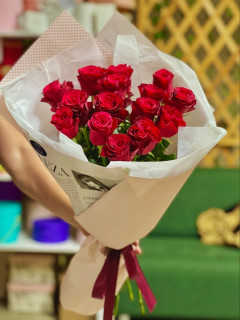 БУКЕТ 15 красных роз Кения с упаковкой