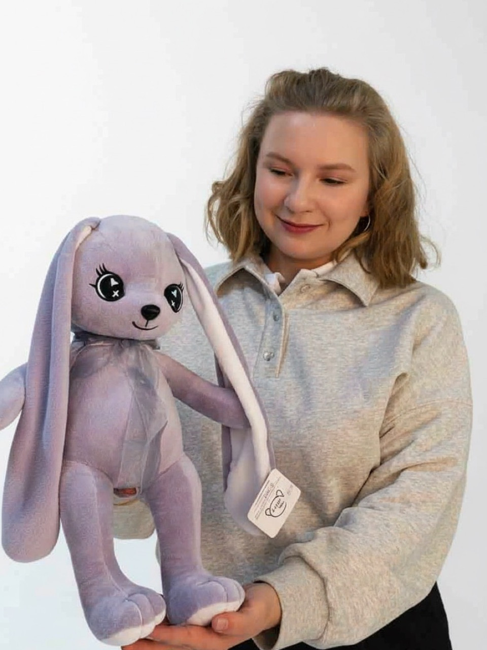 Плюшевый заяц сиреневого цвета с большими глазками